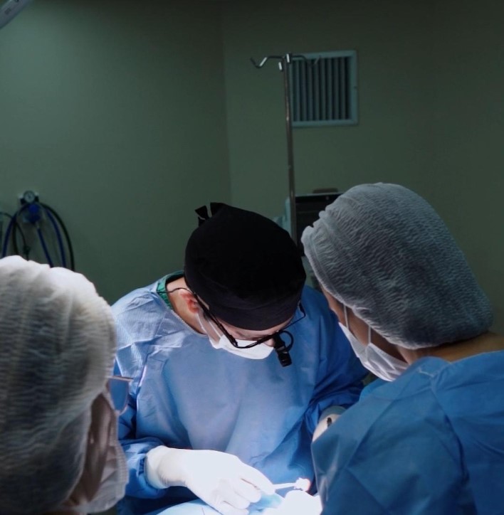 Pomo de Adão e sua cirurgia condroplastia laríngea - Dr. Édio Cavallaro operando