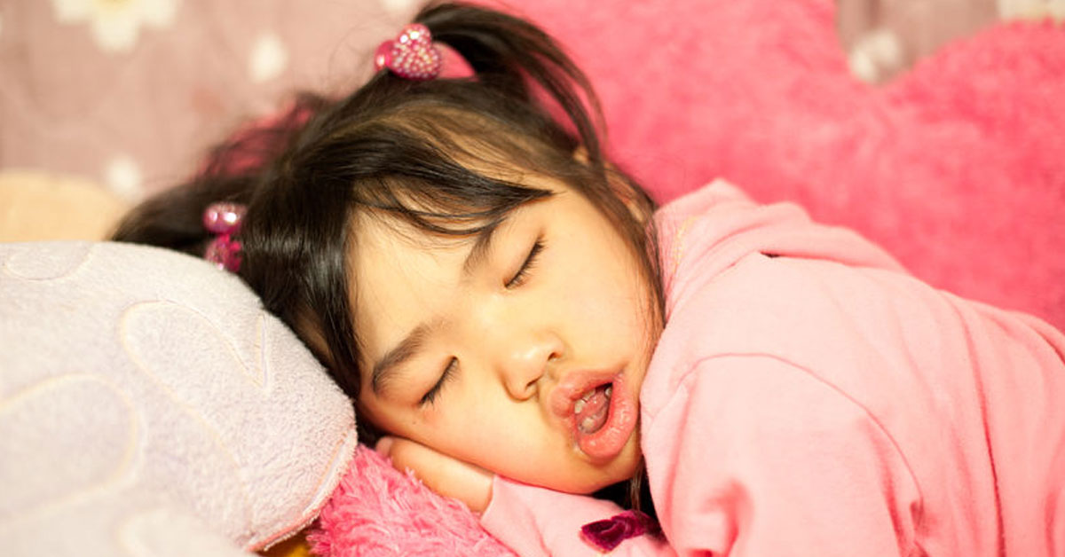 Criança dormindo de boca aberta, obstrução nasal, apneia, carne esponjosa no nariz